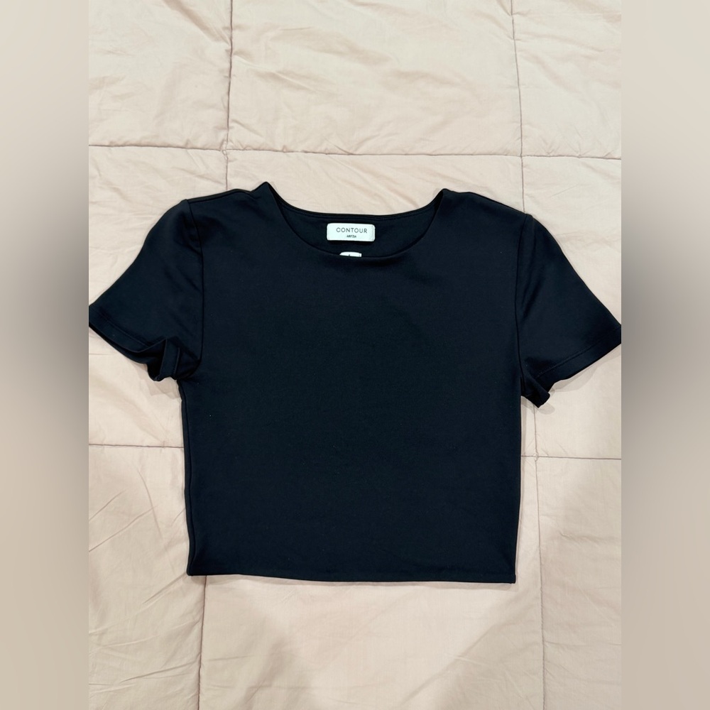 Aritzia Cropped Countour T Shirt in size S